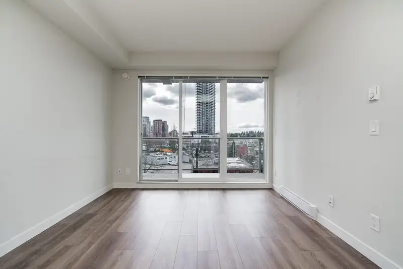 403 10838 WHALLEY BOULEVARD - photo 4 of 34