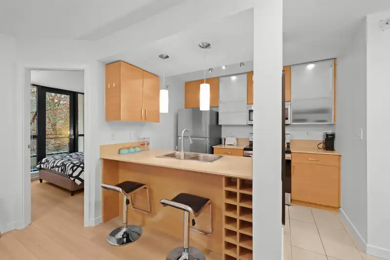 305 977 MAINLAND STREET - photo 2 of 19