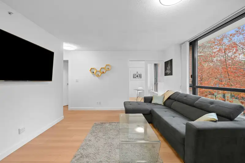 305 977 MAINLAND STREET - photo 3 of 19