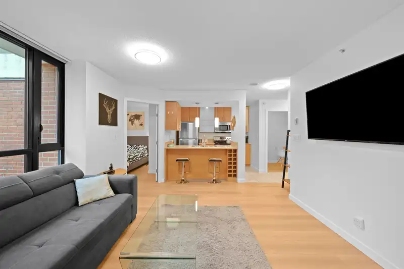 305 977 MAINLAND STREET - photo 4 of 19