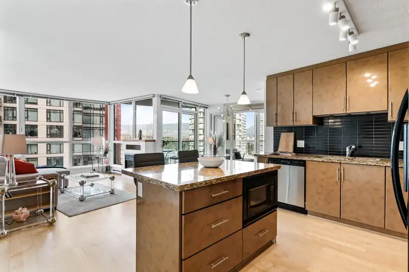 1801 1189 MELVILLE STREET - photo 3 of 38