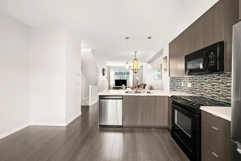 56 19505 68A AVENUE - photo 3 of 37