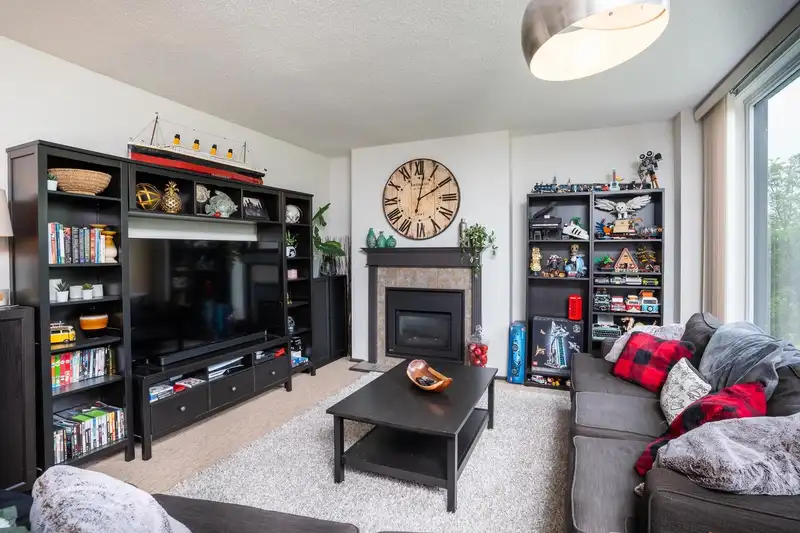 202 1350 VIEW CRESCENT - photo 4 of 30