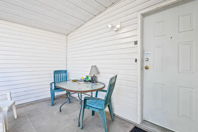 2121 OAKRIDGE CRESCENT - photo 2 of 30