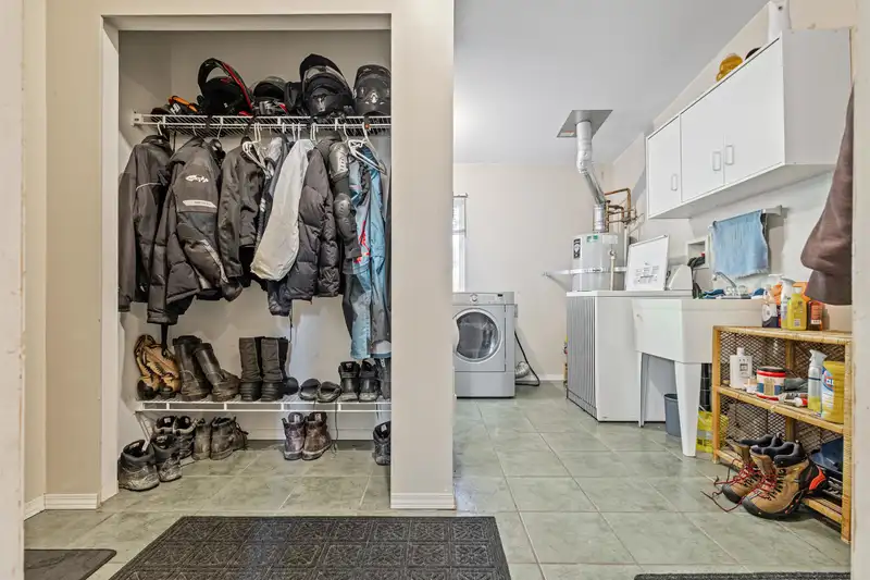 2121 OAKRIDGE CRESCENT - photo 3 of 30