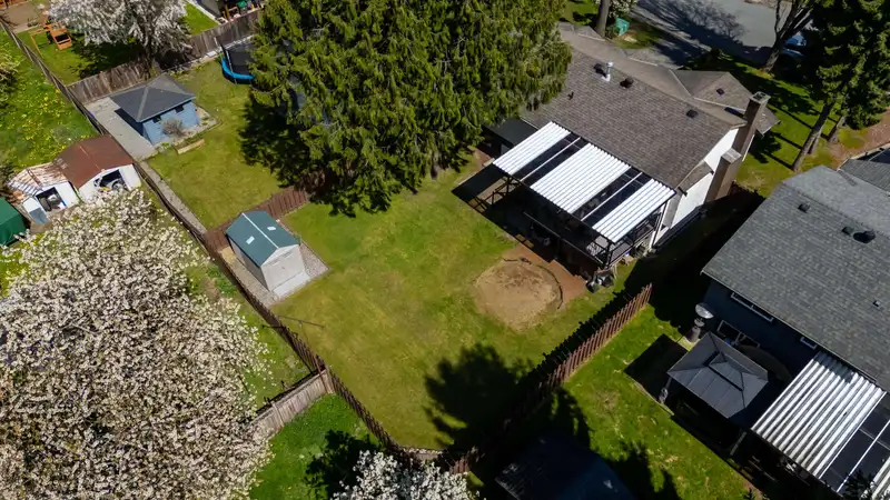 7307 TODD CRESCENT - photo 3 of 37