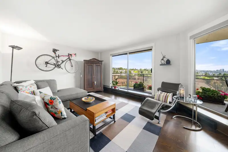 1101 444 LONSDALE AVENUE - photo 3 of 38