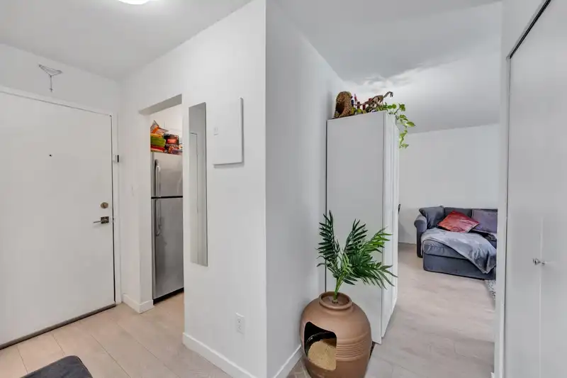 304 9847 MANCHESTER DRIVE - photo 3 of 27