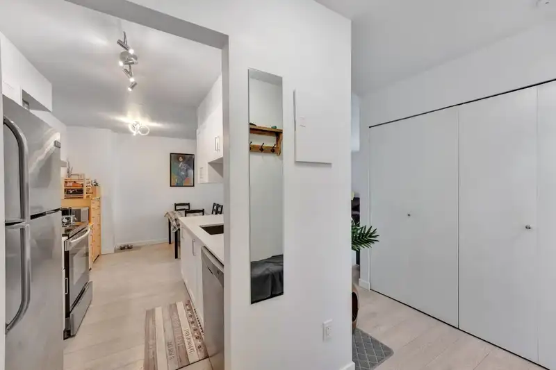 304 9847 MANCHESTER DRIVE - photo 4 of 27