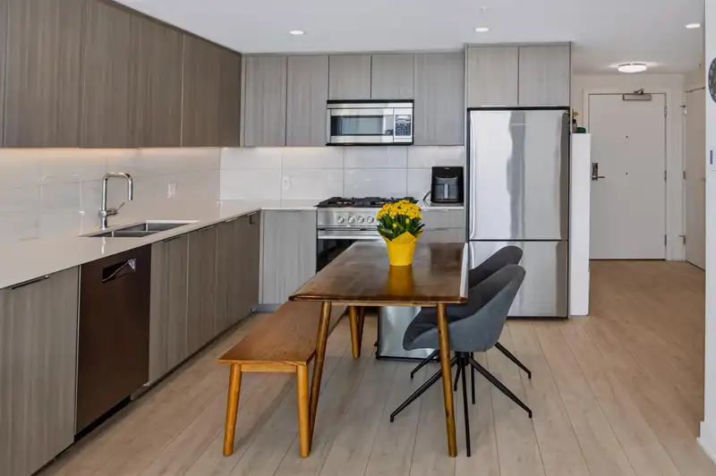 405 1401 HUNTER STREET - photo 3 of 12