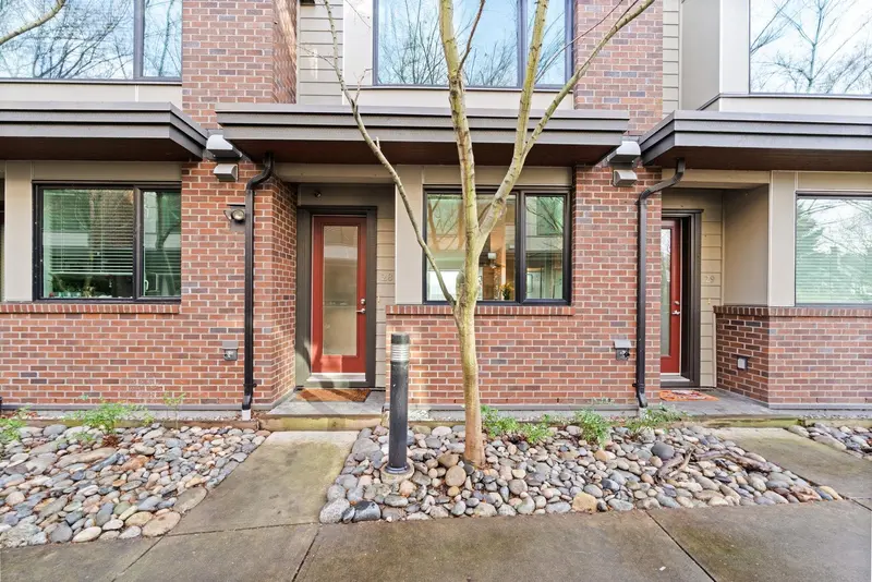 28 230 SALTER STREET - photo 2 of 25