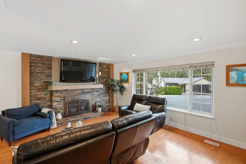 7346 PRIORY PLACE - photo 2 of 25