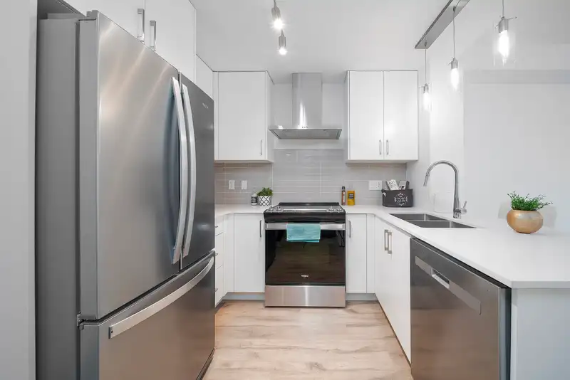 113 6338 KING GEORGE BOULEVARD - photo 2 of 9