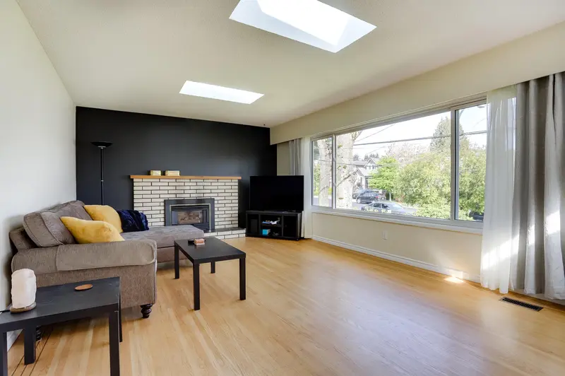 15568 THRIFT AVENUE - photo 3 of 25