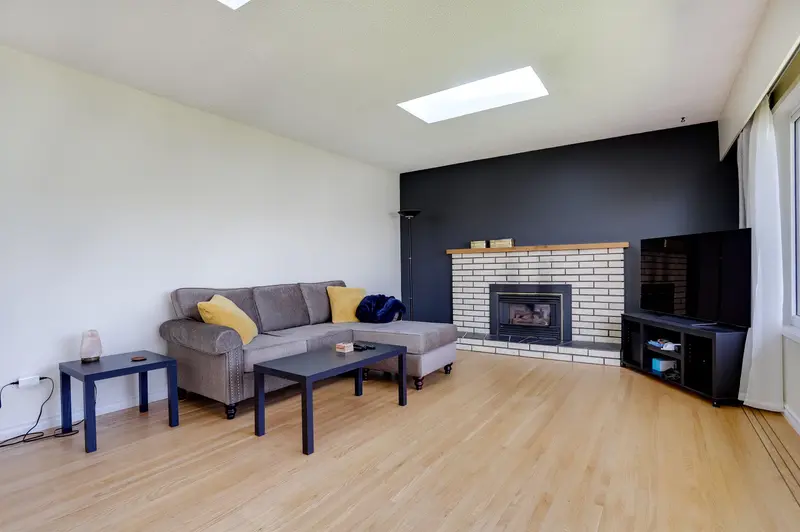 15568 THRIFT AVENUE - photo 4 of 25