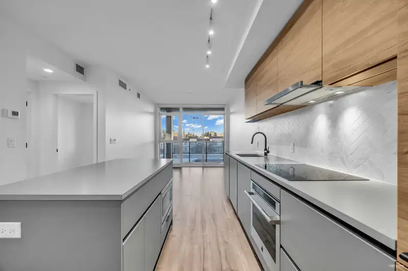 511 13428 105 AVENUE - photo 1 of 32