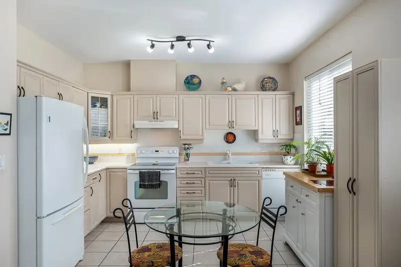 135 3098 GUILDFORD WAY - photo 4 of 38