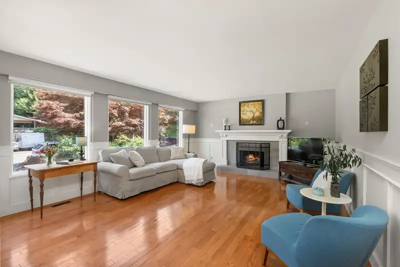 6743 STONEY CRESCENT - photo 2 of 40