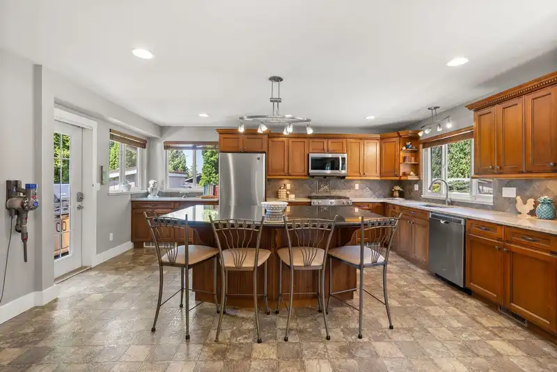 6743 STONEY CRESCENT - photo 4 of 40