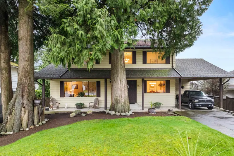 13474 15 AVENUE - photo 2 of 25