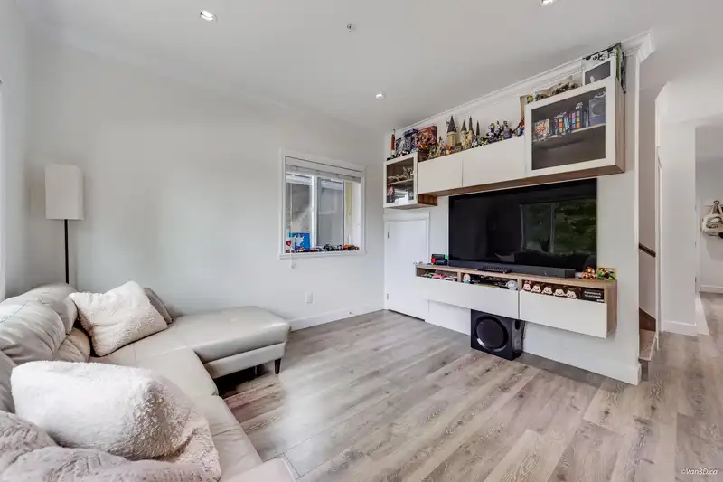 621 E 65TH AVENUE - photo 4 of 35