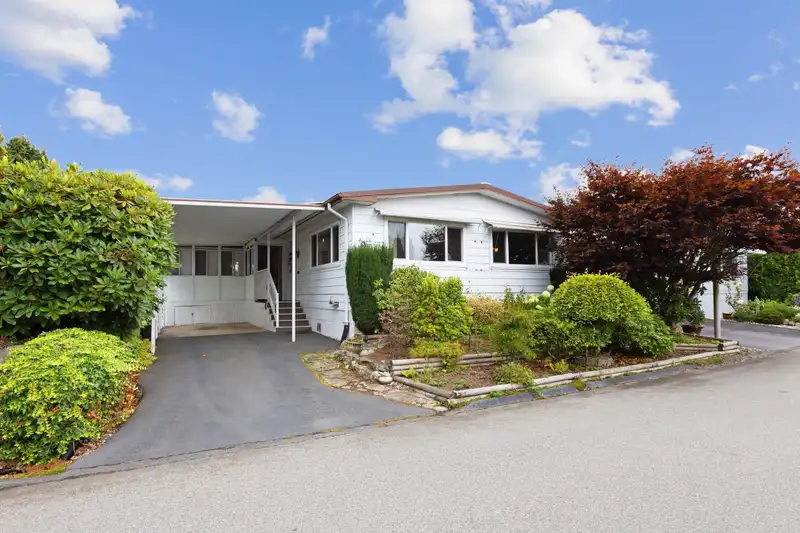 9 15875 20 AVENUE - photo 1 of 24