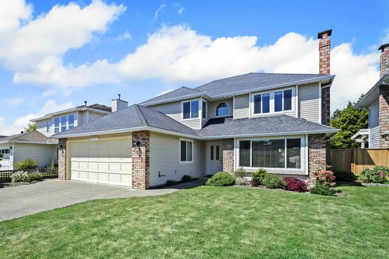 5933 49 AVENUE - photo 2 of 40