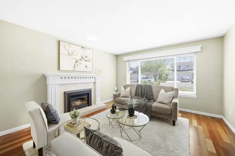 5933 49 AVENUE - photo 4 of 40