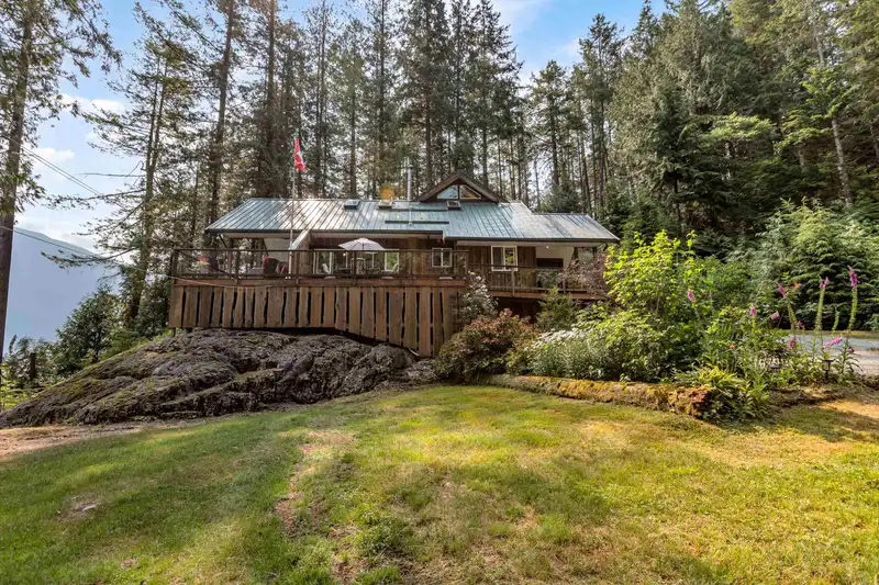 4 CHRISTIAN COVE - photo 2 of 40