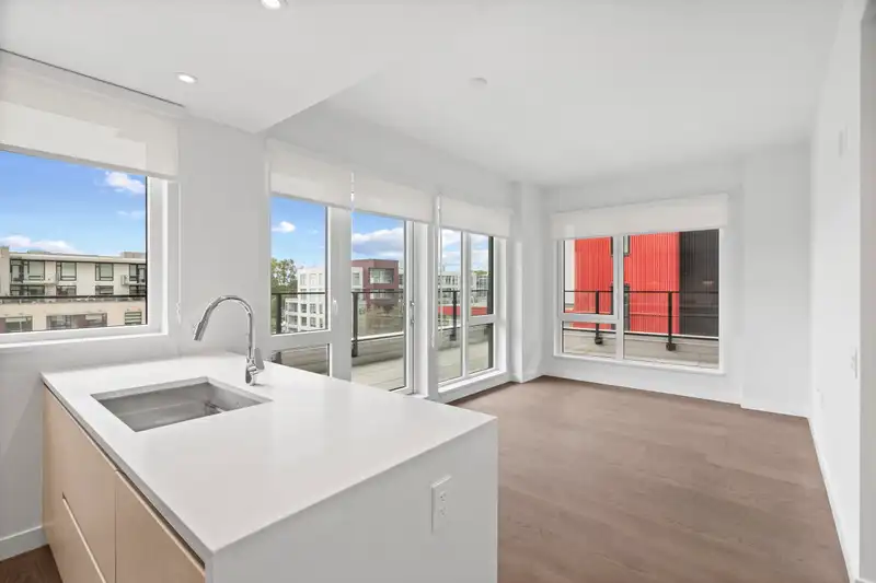 606 5168 CAMBIE STREET - photo 2 of 19