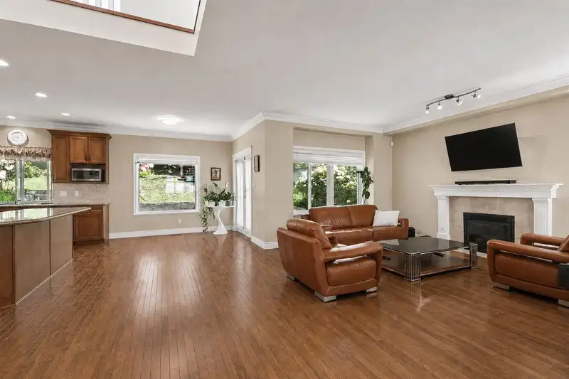 3782 LONSDALE AVENUE - photo 4 of 29