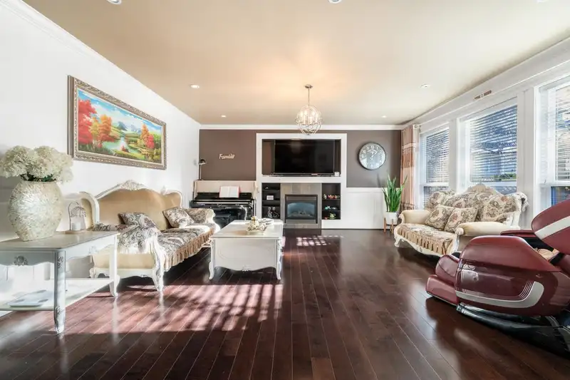 16334 25 AVENUE - photo 4 of 30