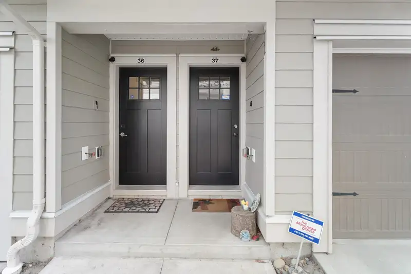 37 6591 195A STREET - photo 2 of 25