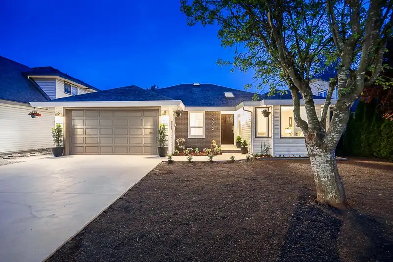15512 112 AVENUE - photo 3 of 40
