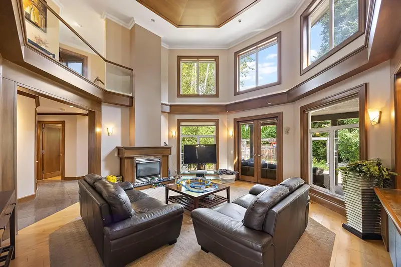 3582 EDGEMONT BOULEVARD - photo 4 of 25