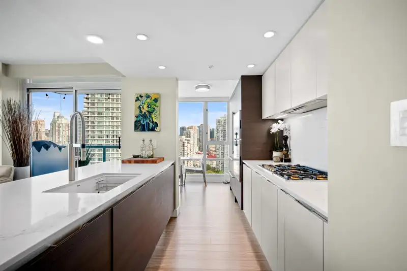 2606 1067 MARINASIDE CRESCENT - photo 3 of 33