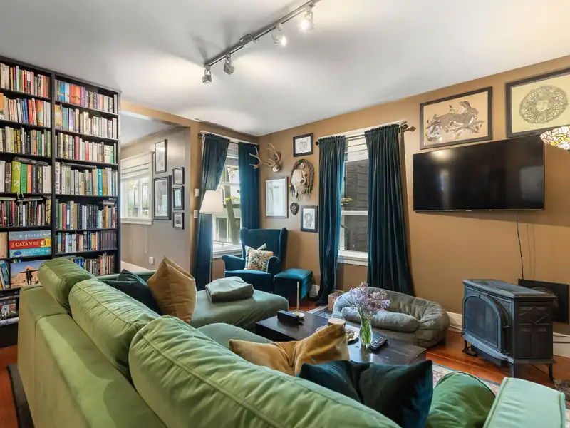 2258 OXFORD STREET - photo 4 of 37