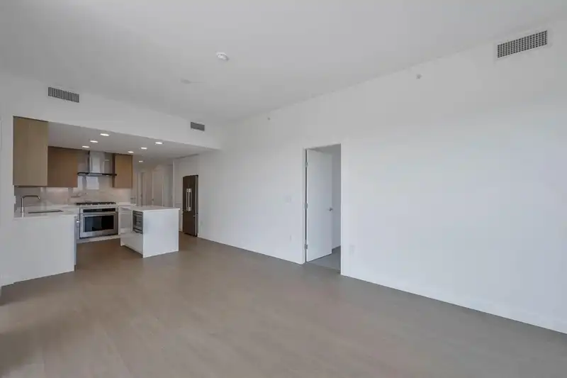 1206 7769 PARK CRESCENT - photo 4 of 20