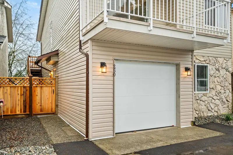 250 DAVIS CRESCENT - photo 2 of 25