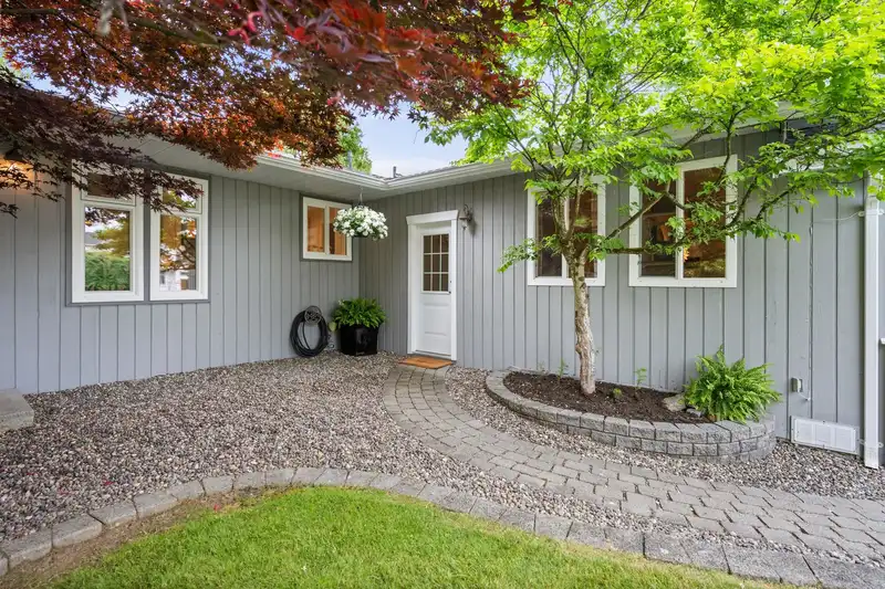 17459 61B AVENUE - photo 4 of 40