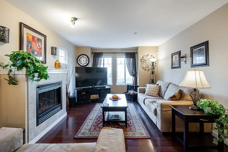 172 12040 68 AVENUE - photo 2 of 33