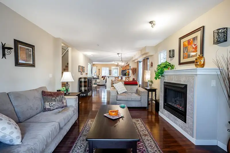 172 12040 68 AVENUE - photo 3 of 33