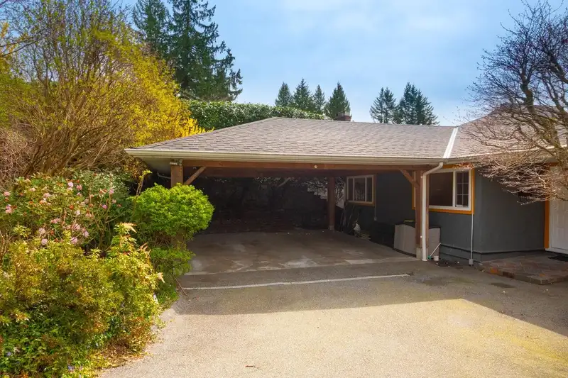 647 BLUERIDGE AVENUE - photo 4 of 40