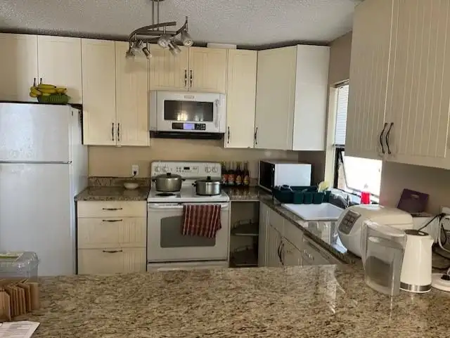 202 13291 70B AVENUE - photo 4 of 8