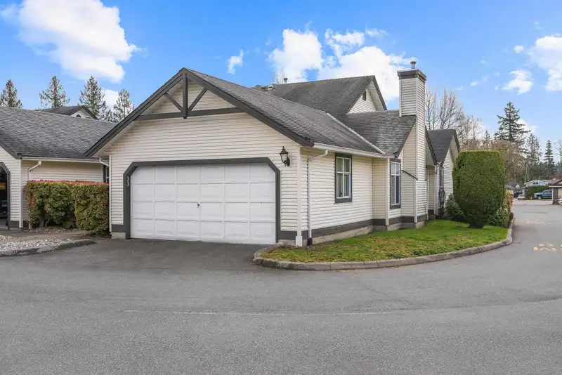 31 19649 53 AVENUE - photo 2 of 36
