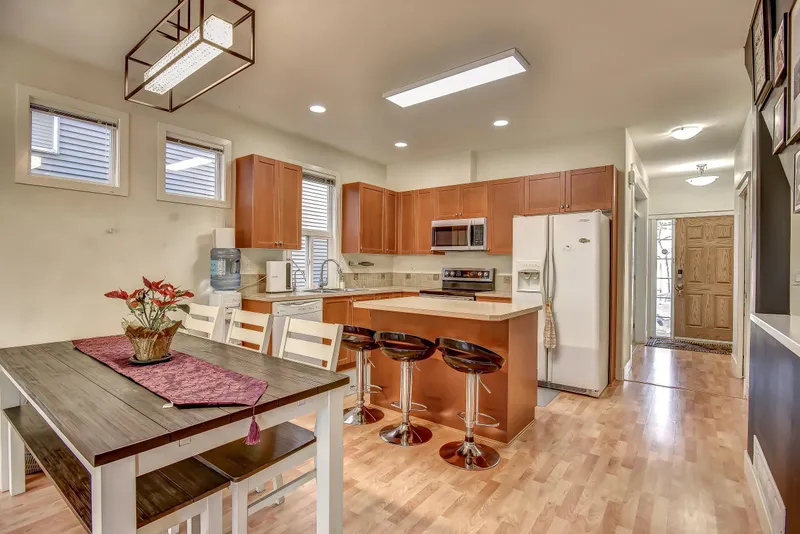 6914 190 STREET - photo 2 of 25