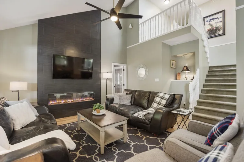 17850 100A AVENUE - photo 2 of 25