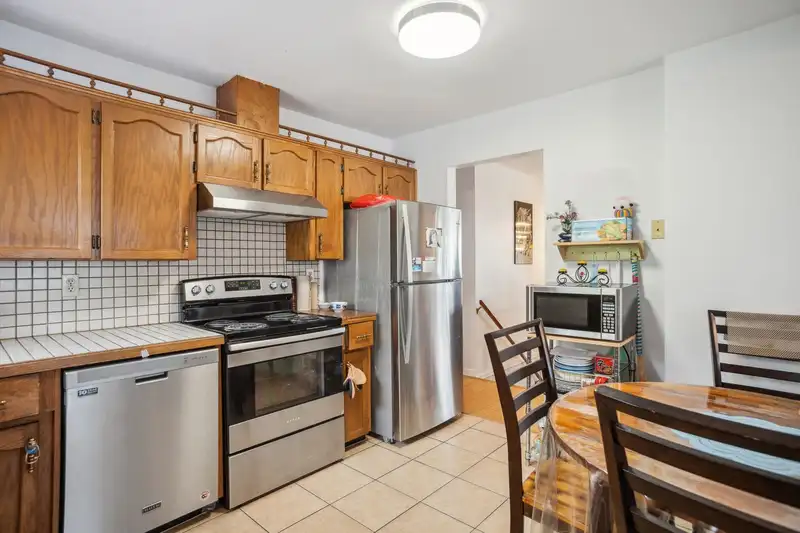 8922 156 STREET - photo 4 of 40