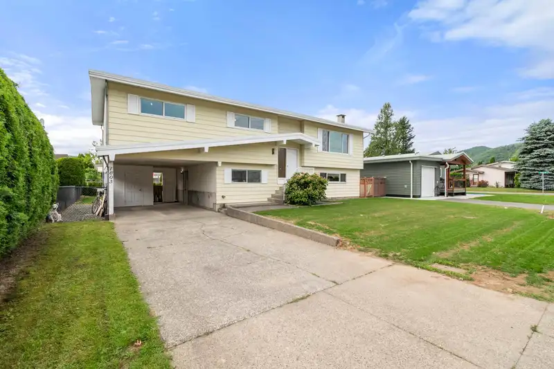 1605 LOGAN ROAD - photo 2 of 35