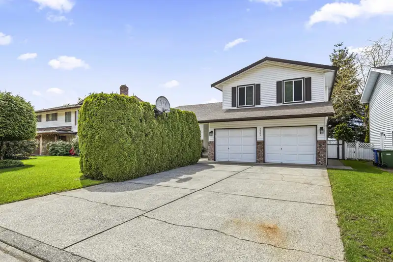 2905 GLENSHIEL DRIVE - photo 1 of 40